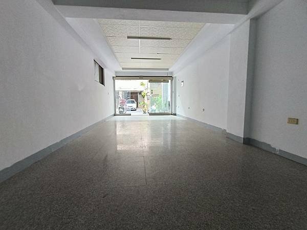 台南租屋~東區8米路醒目店面