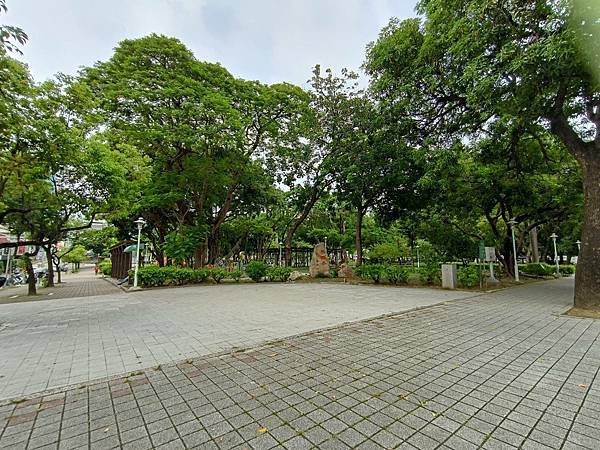 台南租屋~東區8米路醒目店面