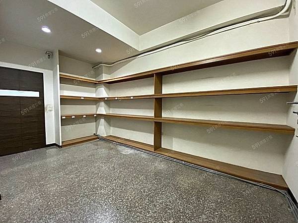 台南租屋~近崇義市場人潮金店面
