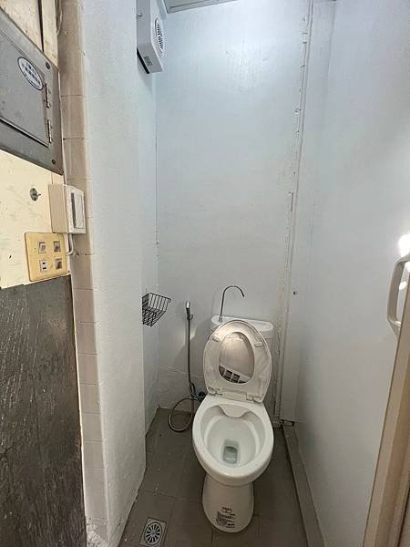 台南租屋~長榮路可油湯邊間店面