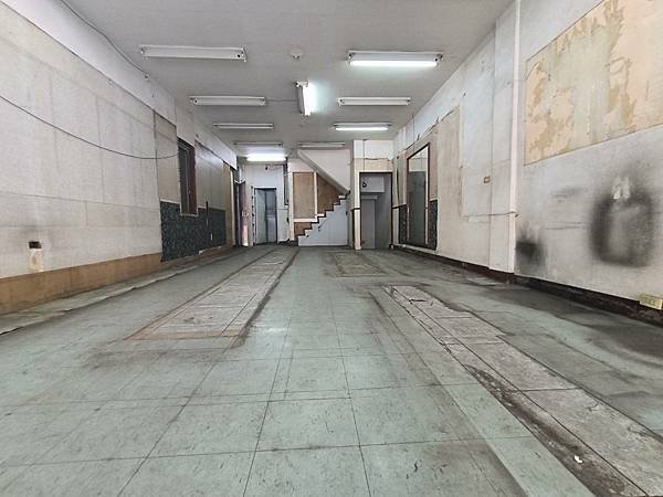 台南租屋~近新光三越商圈方正店面
