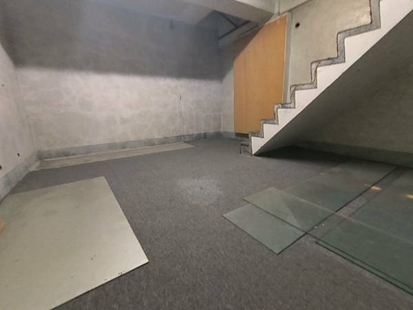 台南租屋~近新光三越商圈方正店面