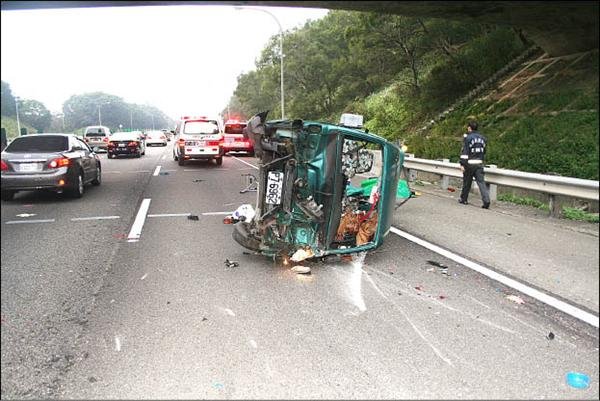 高速公路爆胎翻車