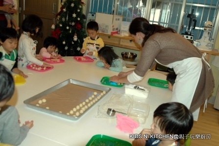 20121221專心的揉餅乾-1.jpg