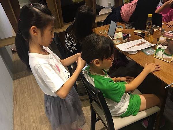20180629 美甲美髮課 016.jpg