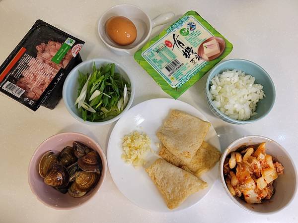 韓式泡菜豆腐鍋，酸爽、微辣濃郁湯頭，宅在家就能吃到熱熱豆腐鍋