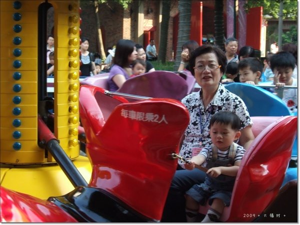 丫嬤很配合的看鏡頭.JPG