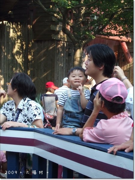 排隊不忘做怪表情.JPG