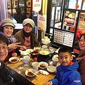 桌子雖然很小, 但屋台的氣氛就是如此