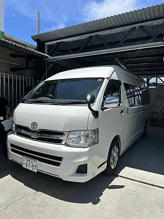 這次租了九人座的Hiace cabin