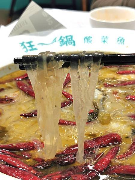 西門町美食推薦『狂一鍋酸菜魚』引領川味時尚風潮，肉多多、明水