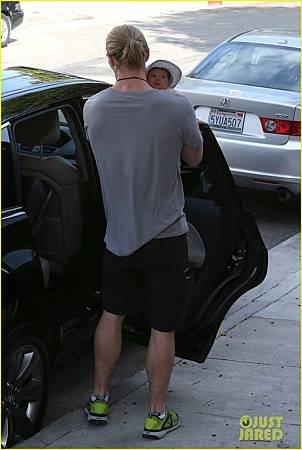 hemsworth-shopping-13