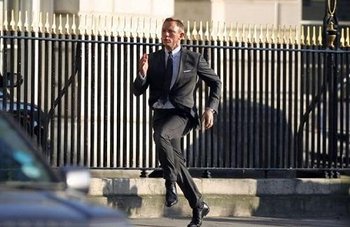 daniel-craig-on-the-skyfall-set_500x324