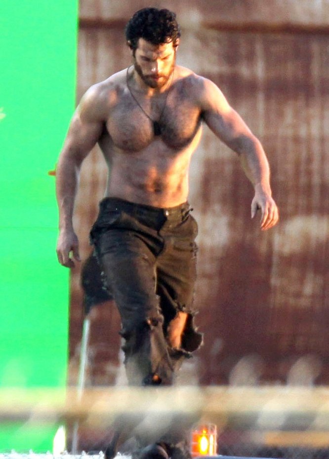 Henry-Cavill-sighting-on-Man-of-Steel-set-in-Vancouver-05