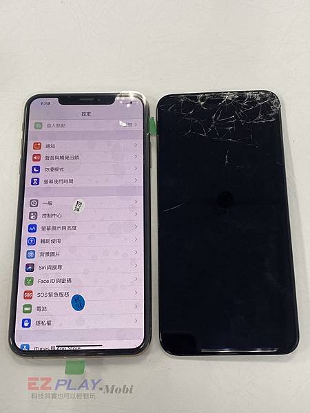 IPHONE XS MAX放在包包裡結果拿起來面板卻破掉了I