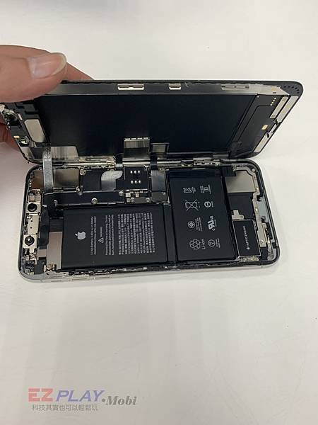 捷運上的擁擠導致IPHONE XS MAX 下車後拿起來卻破