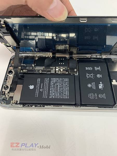 捷運上的擁擠導致IPHONE XS MAX 下車後拿起來卻破