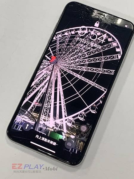 捷運上的擁擠導致IPHONE XS MAX 下車後拿起來卻破