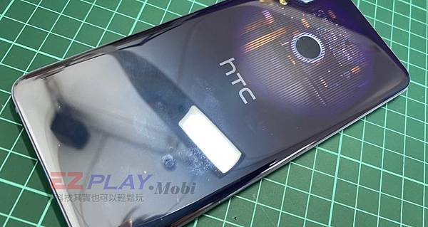 HTC U19e摔機後螢幕破裂電池耗電導致不開機，使用中當機