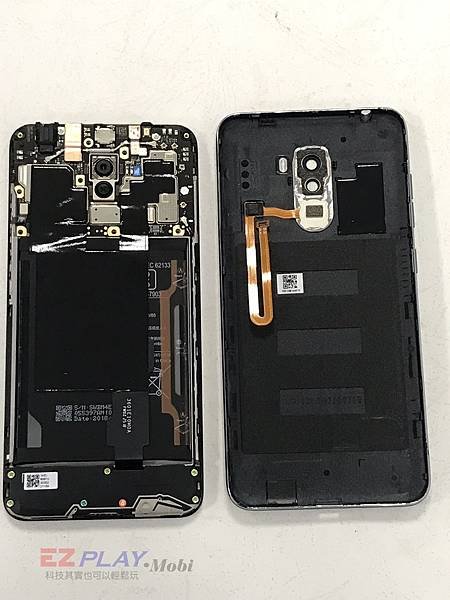 玩手游太激動小米 POCOPHONE F1 摔機 螢幕面板破