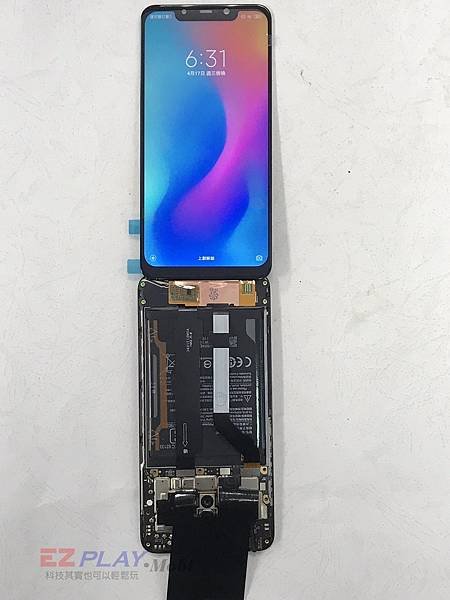 玩手游太激動小米 POCOPHONE F1 摔機 螢幕面板破