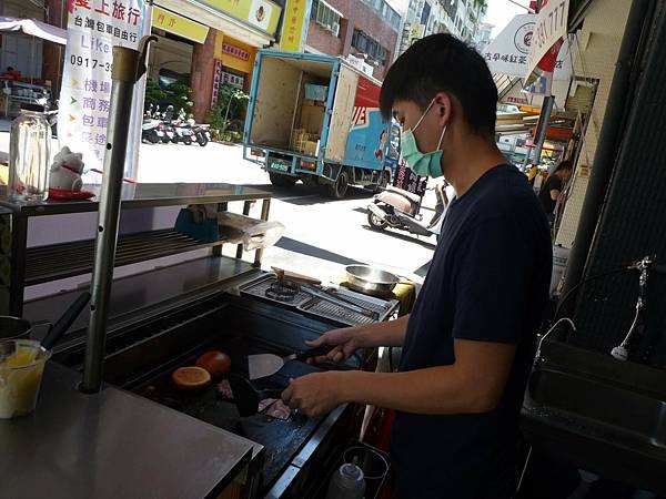 輕食餐點！苓雅區「梧桐手作廚房」牛肉培根起司堡／酥炸豬耳／芋