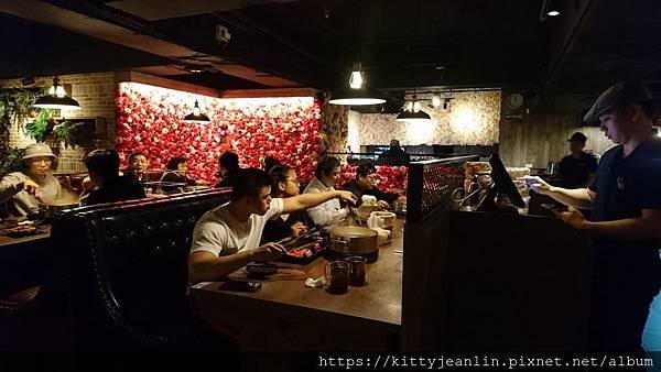新馬辣中山店-和牛跟蝦蝦吃到飽
