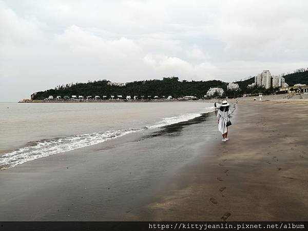 漫步 黑沙海灘