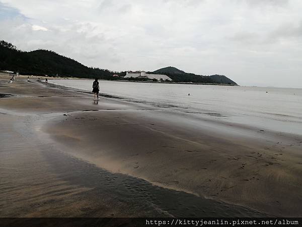 漫步 黑沙海灘