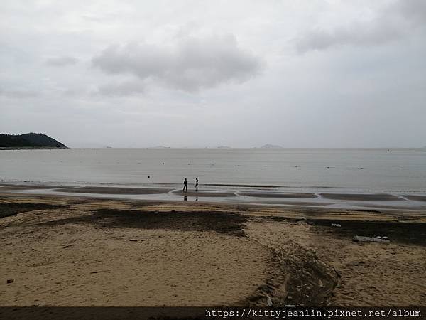 漫步 黑沙海灘