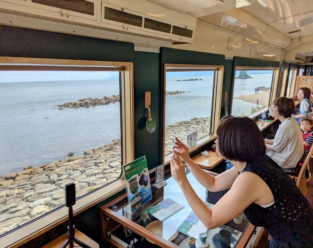 べるもんた瑰麗山海號列車  行駛於北陸富山 城端線・氷見線観
