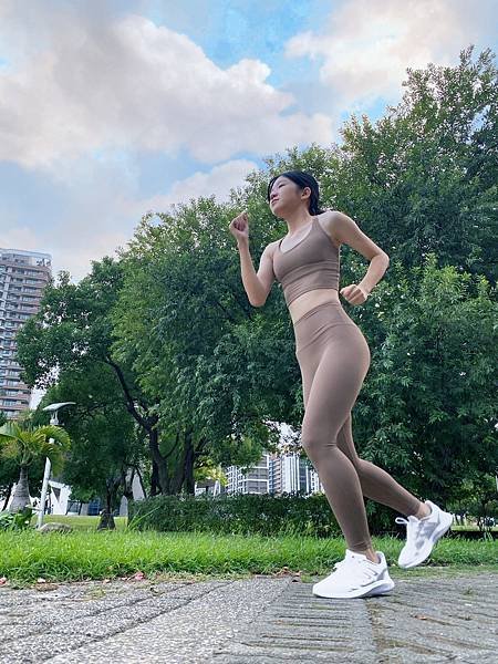 LAIWEAR瑜珈服.jpg
