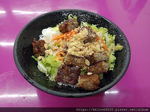 「佩佩越式美食館」涼拌烤肉米線01.jpg