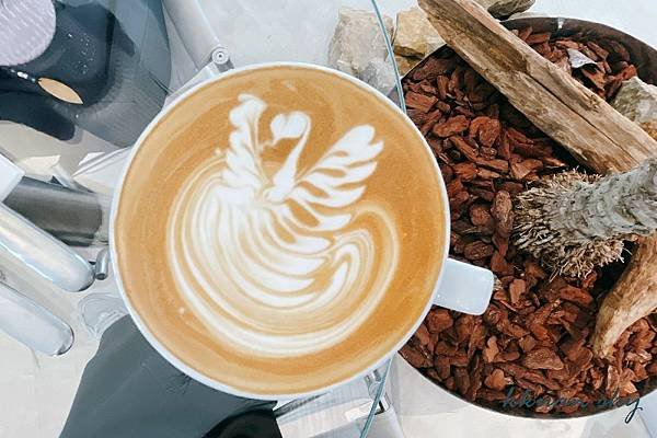 【內湖美食】2024新開幕Koshi Cafe灰白簡約風格早