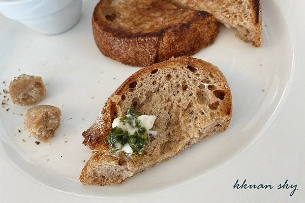 【內湖美食】2024新開幕Koshi Cafe灰白簡約風格早