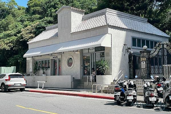 【內湖美食】2024新開幕Koshi Cafe灰白簡約風格早