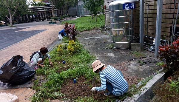 1096.10.30碇內公園除草種花_171031_0032