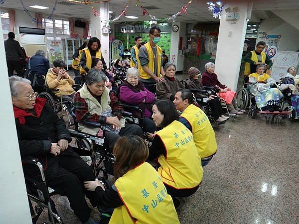 1040111中山區團委會至市立醫院關懷長者活動 (4).jpg