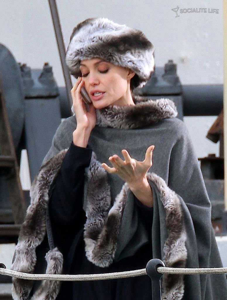 angelina-jolie-salt-film-set-cellphone-photos-12282009-013