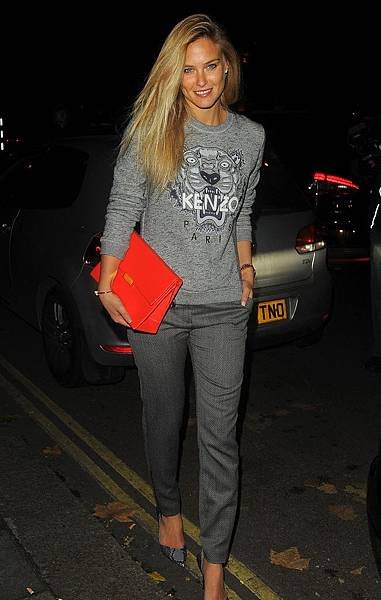 bar-refaeli-london-lady-gaga-concert-kenzo-grey-marl-tiger-sweater