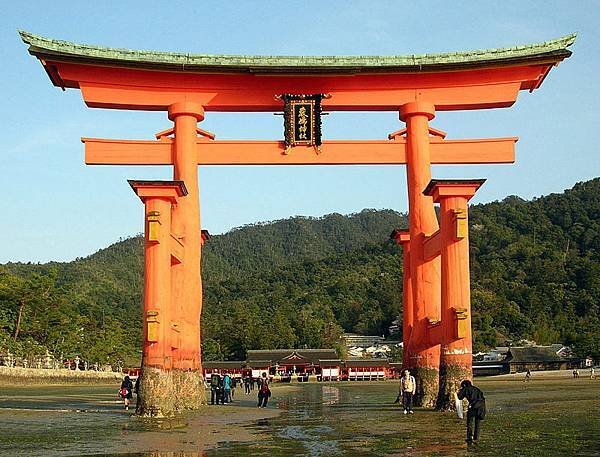 800px-Torii_and_Itsukushima_Shrine