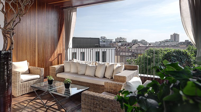 Bulgari-Hotel-Milan-suite-outside