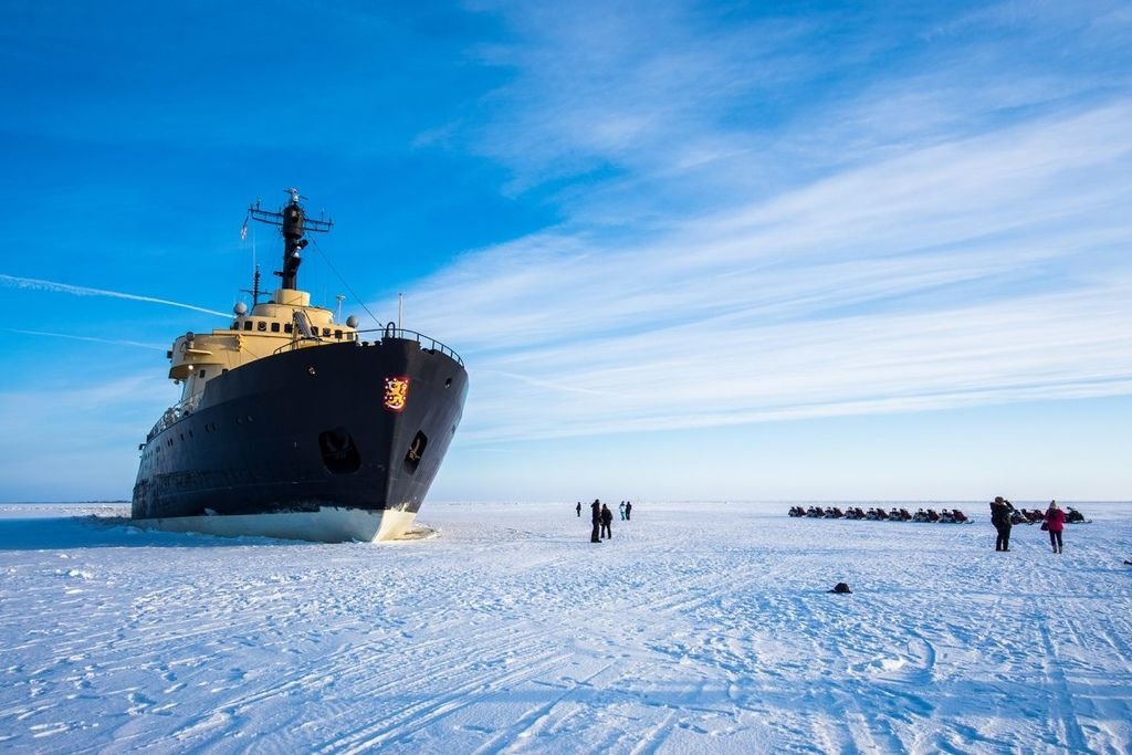 Kemi-Tourism-Ltd.-Walking-on-the-frozen-sea-next-to-Icebreaker-Sampo-1200x800