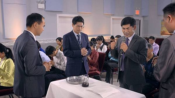 教堂內牧師長老帶信徒守宗教儀式