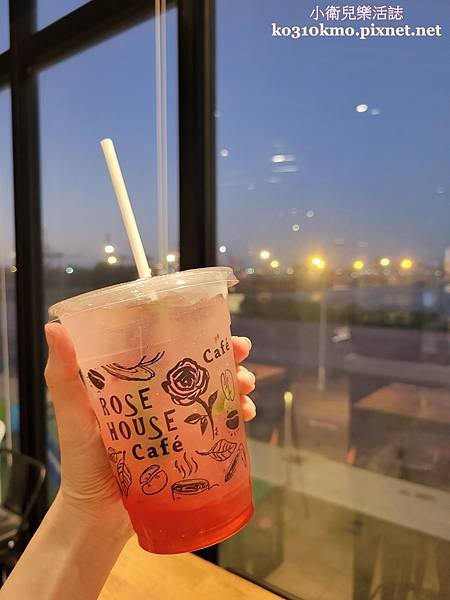 台中三井outlet美食．Rose House Cafe (必吃特厚三層日式舒芙蕾鬆餅