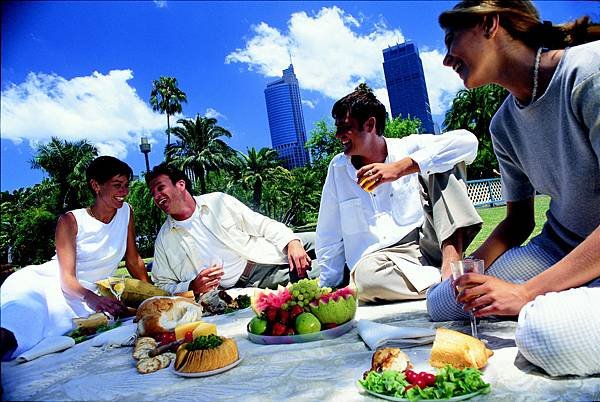 picnic in gardens_NSW Tourism.jpg