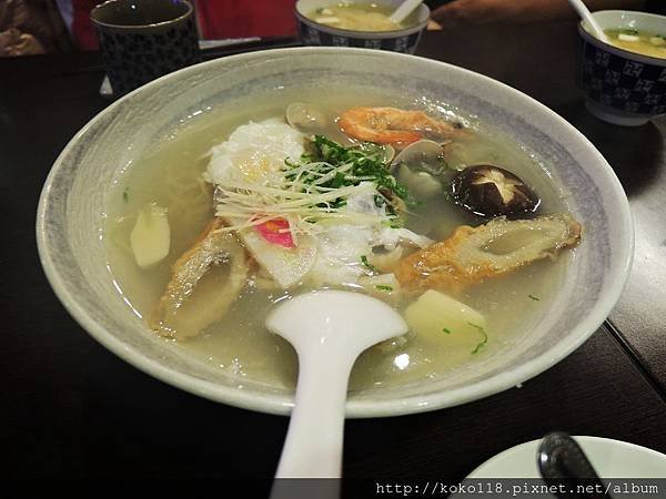 106.12.10 吟川日式料理-蒜味蛤仔海鮮拉麵.JPG