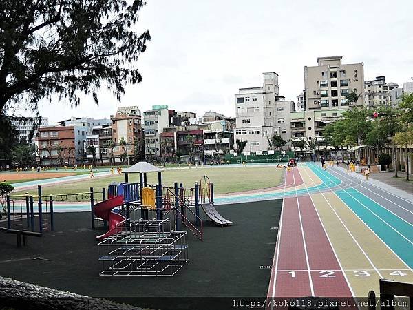 107.12.12 博愛小憩-國小彩虹跑道.JPG