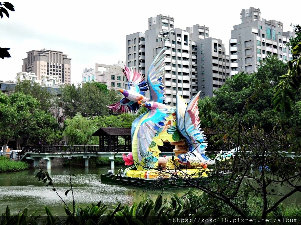 110.10.17 新竹公園-花燈-竹鵲松風迎春曦1.JPG