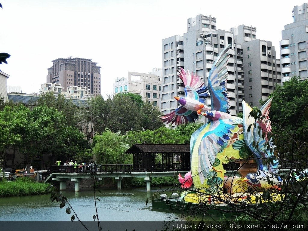 110.10.17 新竹公園-花燈-竹鵲松風迎春曦4.JPG